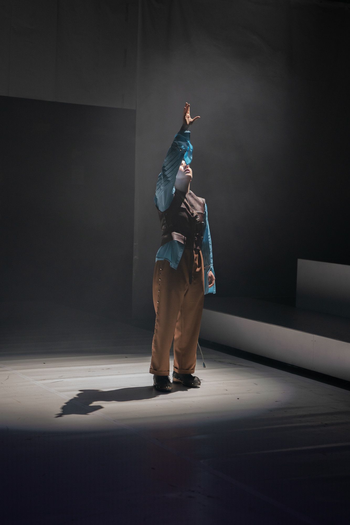 Aila Ben Franken, in „eure paläste sind leer" von Lukas Michelitsch, Foto: Laura Spes