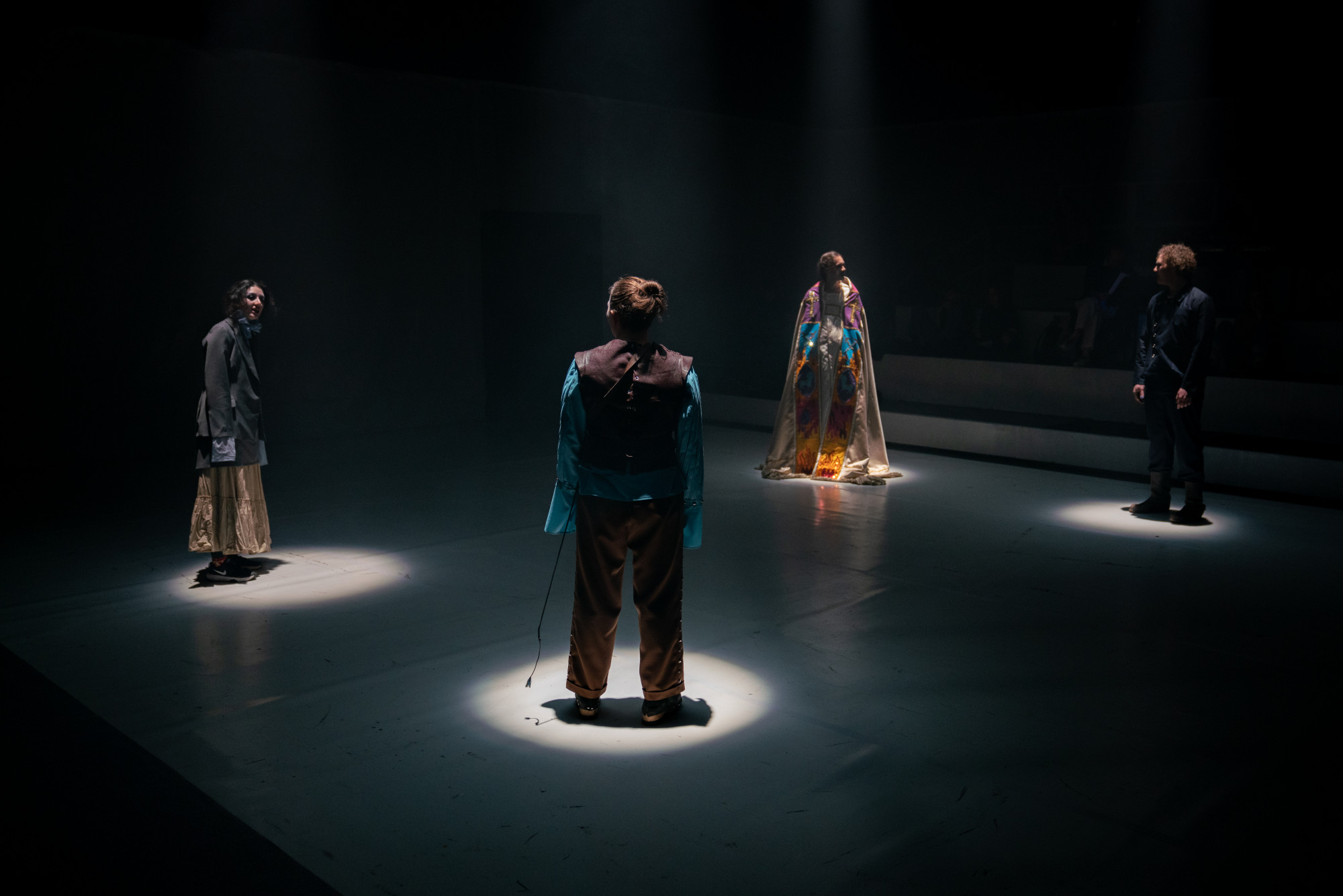 Mariam Avaliani, Aila Ben Franken, Max Lamperti, Matthäus Zaborszyk, in „eure paläste sind leer" von Lukas Michelitsch, Foto: Laura Spes